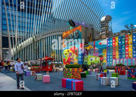 Personnes traversant la rue à l'Oculus Westfield Mall World Trade Center à New York City, New York, États-Unis Banque D'Images