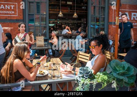 Dîner en plein air au Gelso & Grand Italian bar restaurant terrasse au 186 Grand Street avec Mulberry Street à Little Italy, New York City Banque D'Images