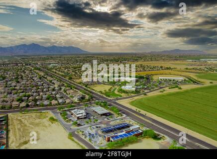 Vue aérienne de drone de la petite ville près des montagnes zone a Quartier résidentiel avec la ville d'Avondale Arizona US Banque D'Images