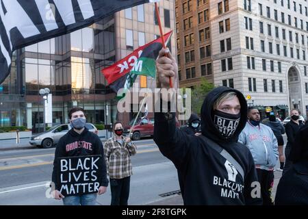 Les manifestants en faveur de Black Lives se rassemblent devant le Statehouse de l'Ohio pendant la manifestation. Les membres des organisations Black Lives Matter à Columbus tiennent une conférence de presse pour corriger les faits d'une précédente manifestation du jour. Une manifestation le 13 avril 2021 s'est terminée par une confusion entourant une infraction au quartier général de la police de Columbus. Les organisations Black Lives Matter affirment que la violation au quartier général de la police de Columbus a été perpétrée par une seule personne et que les portes du quartier général de la police n'ont été fermées que par des menottes. Après la conférence de presse Black Lives Matter organisations Banque D'Images