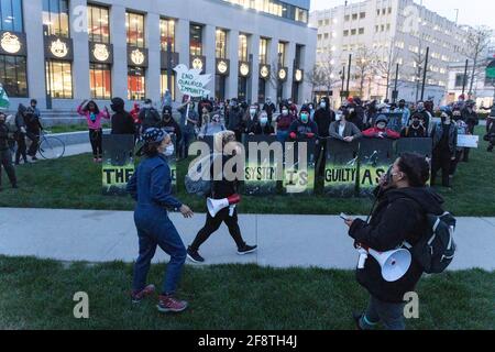 Les manifestants de Black Lives Matter se rassemblent devant le quartier général du département de police de Columbus pendant la manifestation. Les membres des organisations Black Lives Matter à Columbus tiennent une conférence de presse pour corriger les faits d'une précédente manifestation du jour. Une manifestation le 13 avril 2021 s'est terminée par une confusion entourant une infraction au quartier général de la police de Columbus. Les organisations Black Lives Matter affirment que la violation au quartier général de la police de Columbus a été perpétrée par une seule personne et que les portes du quartier général de la police n'ont été fermées que par des menottes. Après la conférence de presse les vies noires comptent o Banque D'Images