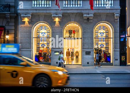 Présenter le magasin Versace sur Fifth Avenue. Sont synonymes de boutiques de luxe de la Cinquième Avenue et surtout dans cette étendue de la 48e rue à la 59e rue Banque D'Images