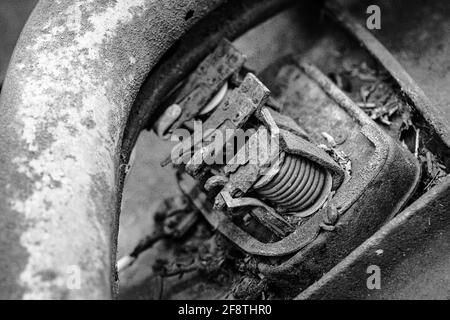 Un exemple d'un vieux véhicule abandonné qui peut être trouvé dans les bois sur beaucoup de vieilles fermes à travers les États-Unis, celui-ci est sur une réserve naturelle dans D.C Banque D'Images