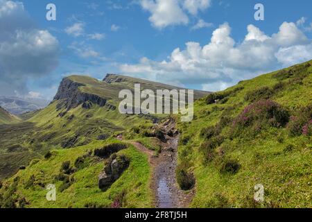 Homme randonnée dans le Quirang sur l'île de Skye en Ecosse Banque D'Images
