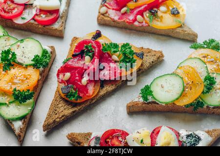 Sandwich à la bruschetta italienne saine avec des ingrédients frais Banque D'Images