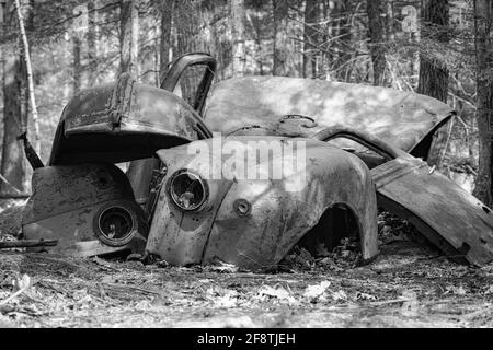 Un exemple d'un vieux véhicule abandonné qui peut être trouvé dans les bois sur beaucoup de vieilles fermes à travers les États-Unis, celui-ci est sur une réserve naturelle dans D.C Banque D'Images