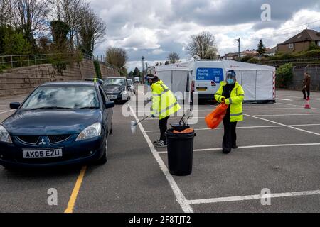 Pic montre: Essai de pompage pour la variante sud-africaine dans le parking de la station de métro centrale de Finchley, Barnett aujourd'hui 15.4.21 deux méthodes d'essai étaient o Banque D'Images