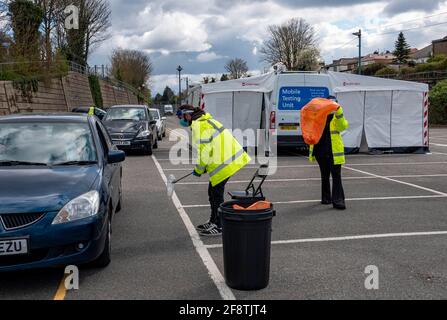 Pic montre: Essai de pompage pour la variante sud-africaine dans le parking de la station de métro centrale de Finchley, Barnett aujourd'hui 15.4.21 deux méthodes d'essai étaient o Banque D'Images