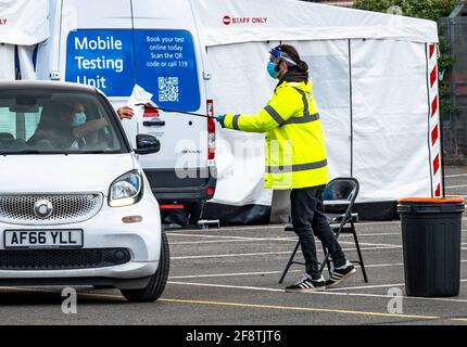 Pic montre: Essai de pompage pour la variante sud-africaine dans le parking de la station de métro centrale de Finchley, Barnett aujourd'hui 15.4.21 deux méthodes d'essai étaient o Banque D'Images