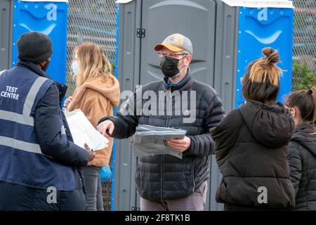 Pic montre: Essai de pompage pour la variante sud-africaine dans le parking de la station de métro centrale de Finchley, Barnett aujourd'hui 15.4.21 deux méthodes d'essai étaient o Banque D'Images