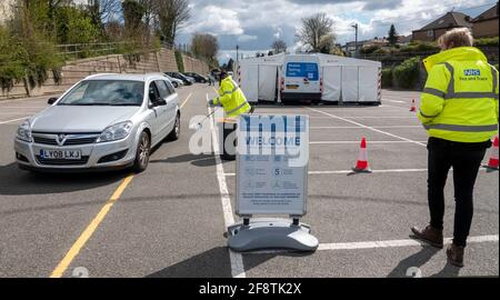 Pic montre: Essai de pompage pour la variante sud-africaine dans le parking de la station de métro centrale de Finchley, Barnett aujourd'hui 15.4.21 deux méthodes d'essai étaient o Banque D'Images