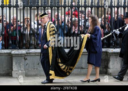 LE PIC MONTRE LE PRINCE PHILIP À L'UNIVERSITÉ DE CAMBRIDGE LE JEUDI 23 JUIN 2011, LORS DE LA CÉRÉMONIE DE REMISE DES DIPLÔMES HONORIFIQUES QUI ÉTAIT SON DERNIER DEVOIR PUBLIC À L'UNIVERSITÉ AVANT SA RETRAITE EN TANT QUE CHANCELIER. Le duc d'Édimbourg a accompli son dernier devoir public aujourd'hui (jeudi) en tant que chancelier de l'Université de Cambridge. Le prince Philip, qui a récemment fêté son 90e anniversaire, se détiendra de son rôle la semaine prochaine après 34 années remarquables. Il a décerné huit diplômes honorifiques, dont un pour le directeur de théâtre Trevor Nunn, pour la dernière fois ce matin, lors d'une cérémonie spéciale au Sénat H de l'université Banque D'Images