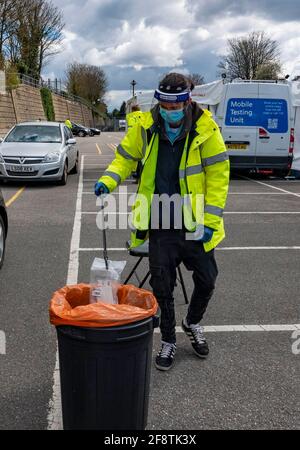 Pic montre: Essai de pompage pour la variante sud-africaine dans le parking de la station de métro centrale de Finchley, Barnett aujourd'hui 15.4.21 deux méthodes d'essai étaient o Banque D'Images