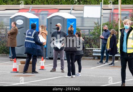 Pic montre: Essai de pompage pour la variante sud-africaine dans le parking de la station de métro centrale de Finchley, Barnett aujourd'hui 15.4.21 deux méthodes d'essai étaient o Banque D'Images