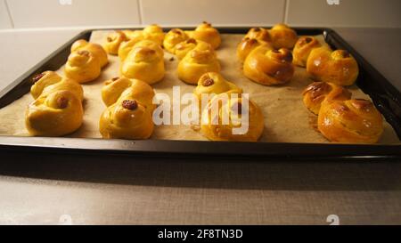 Gros plan des petits pains de Saffron frais sur la plaque de cuisson Banque D'Images