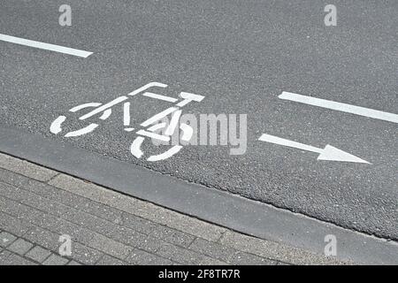 Schleswig, Allemagne. 10 avril 2021. Schleswig, le pictogramme d'un vélo et une flèche dans la direction du voyage sur une piste cyclable dans la Schleswiger Konigstrasse. | utilisation dans le monde crédit: dpa/Alay Live News Banque D'Images