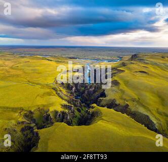 Vue aérienne du canyon de Fjadrargljufur en Islande Banque D'Images