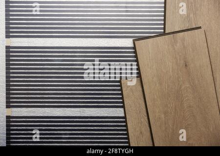 installation de film chauffant infrarouge électrique sous sol stratifié Banque D'Images