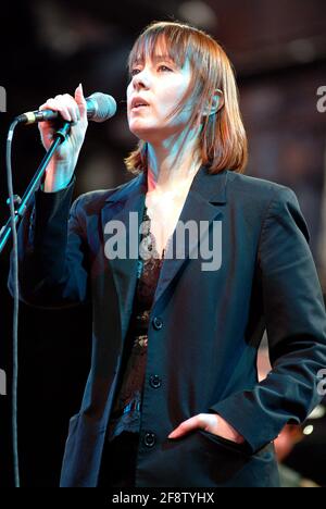 DEU, Deutschland, Ruhrgebiet, Duisburg, 13.6.2003: Suzanne Vega, Sängerin und songwriter aus den USA, BEI ihrem Konzert in der Gießhalle in Duisburg-N. Banque D'Images