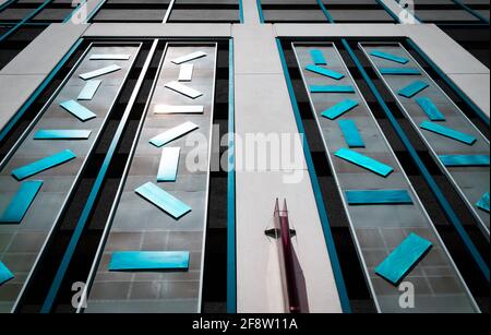 Panneaux muraux art déco abstraits sur l'extérieur du bâtiment avec des formes géométriques bleues à Charlotte, Noth Carolina, Etats-Unis Banque D'Images