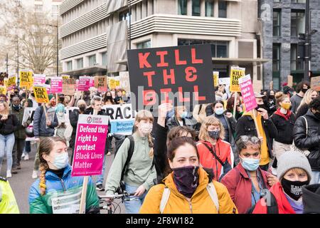 2021, 3 avril : des milliers de manifestants se rassemblent dans le centre de Londres contre la loi de la police, de la criminalité, de la condamnation et des tribunaux qui va imposer des règles strictes au droit démocratique de protestation et à l'irrosion de la liberté individuelle, ce qui fera avancer le Royaume-Uni vers l'autorité autoritaire. Banque D'Images