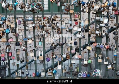 Cadenas fixés à une clôture en fil de fer et rambarde en métal à exprimez l'amour d'une autre personne Banque D'Images