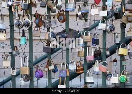 Cadenas fixés à une clôture en fil de fer et rambarde en métal à exprimez l'amour d'une autre personne Banque D'Images