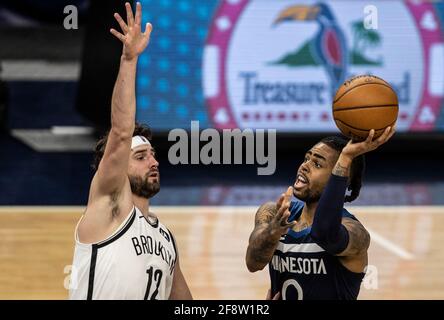 Minneapolis, États-Unis. 13 avril 2021. Minnesota Timberwolves Guard d'Angelo Russell (0) manque un tir déséquilibré au-dessus des filets de Brooklyn en avant Joe Harris (12) au centre Target le mardi 13 avril 2021 à Minneapolis, Minnesota. (Photo par Jerry Holt/Minneapolis Star Tribune/TNS/Sipa USA) crédit: SIPA USA/Alay Live News Banque D'Images