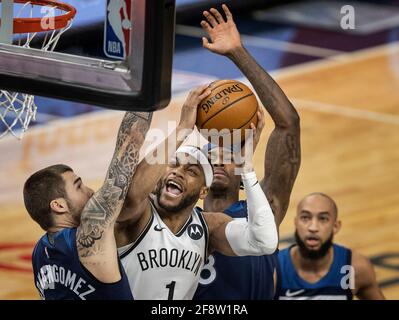 Minneapolis, États-Unis. 13 avril 2021. Brooklyn nets fait avancer Bruce Brown (1) vers le panier sur les Timberwolves du Minnesota en avant Juancho Hernangomez (41) et en avant Vanderbilt (8) au Centre Target le mardi 13 avril 2021 à Minneapolis, Minnesota. (Photo par Jerry Holt/Minneapolis Star Tribune/TNS/Sipa USA) crédit: SIPA USA/Alay Live News Banque D'Images