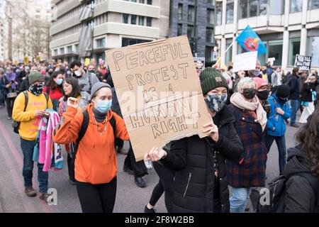 2021, 3 avril : des milliers de manifestants se rassemblent dans le centre de Londres contre la loi de la police, de la criminalité, de la condamnation et des tribunaux qui va imposer des règles strictes au droit démocratique de protestation et à l'irrosion de la liberté individuelle, ce qui fera avancer le Royaume-Uni vers l'autorité autoritaire. Banque D'Images