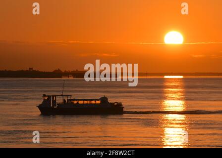 15/04/2021 Gravesend UK navires et bateaux au lever du soleil sur la Tamise près de la ville de Gravesend, dans le Kent, dans l'estuaire de la Tamise. Les images montrent Thames Swift The Banque D'Images