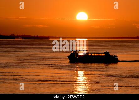 15/04/2021 Gravesend UK navires et bateaux au lever du soleil sur la Tamise près de la ville de Gravesend, dans le Kent, dans l'estuaire de la Tamise. Les images montrent Thames Swift The Banque D'Images