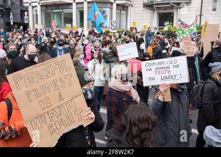 2021, 3 avril : des milliers de manifestants se rassemblent dans le centre de Londres contre la loi de la police, de la criminalité, de la condamnation et des tribunaux qui va imposer des règles strictes au droit démocratique de protestation et à l'irrosion de la liberté individuelle, ce qui fera avancer le Royaume-Uni vers l'autorité autoritaire. Banque D'Images