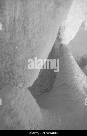 Une fabuleuse grotte de glace artificielle, les murs sont couverts de neige et illuminés. Glace congelée et froide à l'intérieur Banque D'Images