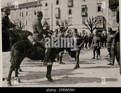 Inspection du 4e Régiment de chasseurs impériaux tyroliens par Excellence le maréchal Conrad Freiherr von Hötzendorf am Piazza d'Armi à trente. Banque D'Images