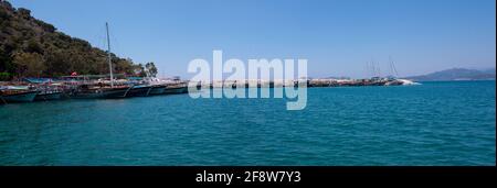 De nombreux yachts et bateaux dans le port. Navires sur la jetée dans le port. Voyage en mer. Yachts blancs de plaisir. Vue panoramique. Kemer, Turquie - 07.07.2020 Banque D'Images