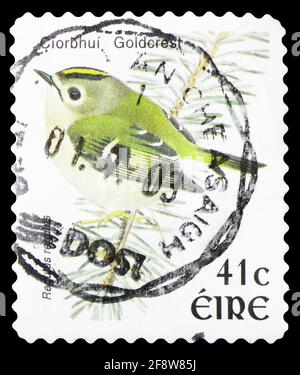 MOSCOU, RUSSIE - 1er OCTOBRE 2019: Timbre-poste imprimé en Irlande montre Goldcrest (Regulus regulus), série de définitions d'oiseaux 2002-2004, vers 2002 Banque D'Images