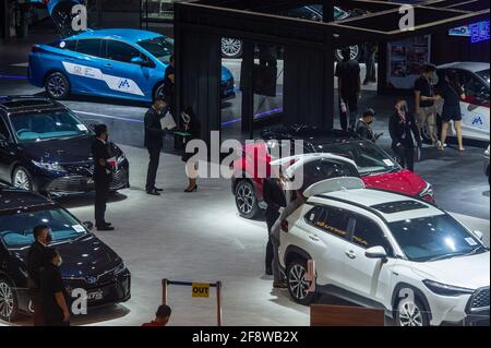 Jakarta, Indonésie. 15 avril 2021. Les visiteurs vérifient les voitures au salon international de l'automobile de l'Indonésie 2021, dans le cadre de la pandémie COVID-19, à l'exposition internationale de Jakarta, en Indonésie, le 15 avril 2021. Credit: Veri Sanovri/Xinhua/Alay Live News Banque D'Images