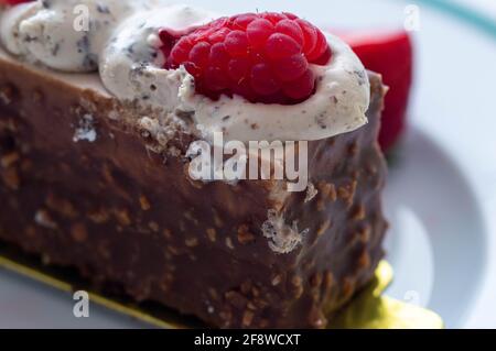 Chocolat crème framboise pâtisserie française. Une partie du gâteau en gros plan. Banque D'Images