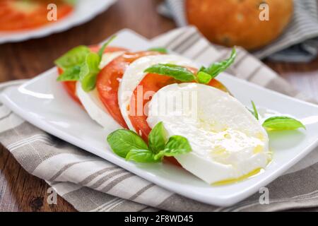 Salade Caprese avec mozzarella, tomates et basilic frais. Banque D'Images