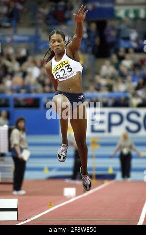 LE 9E CHAMPIONNAT DU MONDE DE L'IAAF EN SALLE À L'INTÉRIEUR NATIONAL ARENA BIRMINGHAM 16/3/2003 ASHIA HANSEN TRIPLE SAUT PHOTO FINALE DAVID ASHDOWN Banque D'Images