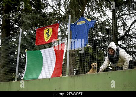 Imola, Italie. 15 avril 2021. Les fans regardent pendant la Formule 1 Pirelli Gran Premio Del Made in Italy E Dell emilia Romagna 2021 du 16 au 18 avril 2021 sur l'Autodromo Internazionale Enzo e Dino Ferrari, à Imola, Italie - photo DPPI/LiveMedia crédit: Independent photo Agency/Alay Live News Banque D'Images