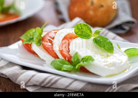 Salade Caprese avec mozzarella, tomates et basilic frais. Banque D'Images