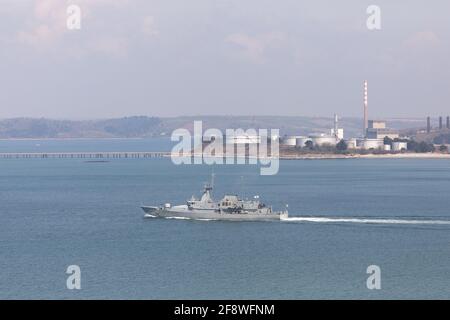 Port de Cork, Cork, Irlande. 15 avril 2021. Le navire du Service naval irlandais LÉ James Joyce revient de la patrouille dans le port de Cork, en Irlande. - crédit; David Creedon / Alamy Live News Banque D'Images