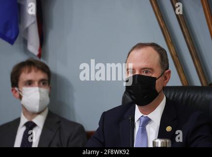 Washington, DC, U.S., le 15 avril 2021.le représentant des États-Unis Adam Schiff (démocrate de Californie), président du Comité permanent du renseignement de la Chambre des États-Unis, se prépare à ouvrir la session tandis que le Comité permanent du renseignement de la Chambre tient son audience mondiale annuelle sur les menaces au Capitole des États-Unis à Washington, le jeudi, 15 avril 2021. Le comité entendra des témoignages sur les menaces actuelles pour la sécurité qui pèsent sur les États-Unis et leurs alliés. Credit: Tasos Katopodis/Pool via CNP /MediaPunch Banque D'Images