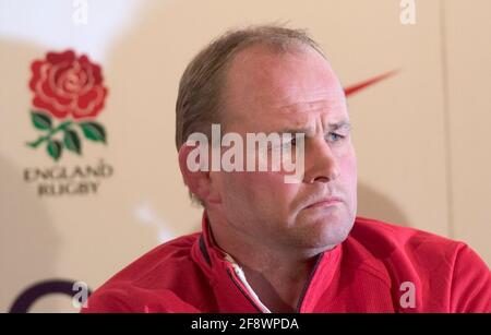 ENGLAND RUGBY PRESS CONFF À L'HÔTEL PENNYHILL PARK À L'ENTRAÎNEUR DE L'ANGLETERRE ANDY ROBINSON 22/2/2005 CODE BXVRUGBY ANGLETERRE Banque D'Images