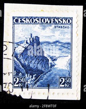 MOSCOU, RUSSIE - 1er OCTOBRE 2019: Timbre-poste imprimé en Tchécoslovaquie montre Strecno, Châteaux, paysages et séries de villes, vers 1936 Banque D'Images