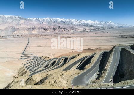 vue aérienne de la route de montagne pleine de virages en épingle à cheveux Qui relient le comté autonome Tajik de Tachkurg et le canton de Wacha Banque D'Images