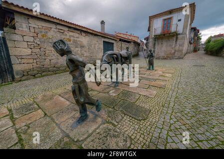 Sculptures en métal dans les rues pavées d'Allariz à Ourense Galice Banque D'Images