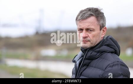 Markkleeberg, Allemagne. 15 avril 2021. Thomas Rösler, chef de département de la LMBV, se dresse au bord du canal entre les lacs Störmthal et Markkleeberg. Après la fermeture des deux lacs d'opencast au sud de Leipzig, la société de remise en état minière LMBV suppose que les premières mesures de sécurisation seront achevées d'ici la fin du mois de mai. Après cela, le district de Leipzig pourrait libérer à nouveau le lac. Des fissures ont été découvertes dans le remblai du canal de 850 mètres de long reliant les deux lacs. Credit: Jan Woitas/dpa-Zentralbild/dpa/Alay Live News Banque D'Images